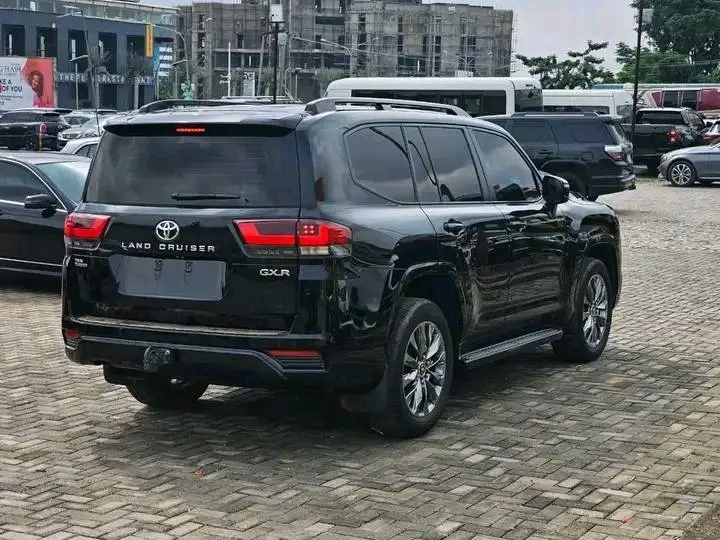 Black Toyota Land Cruiser