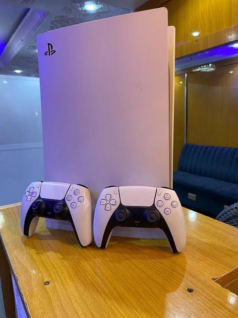 PS5 Fat with two pads