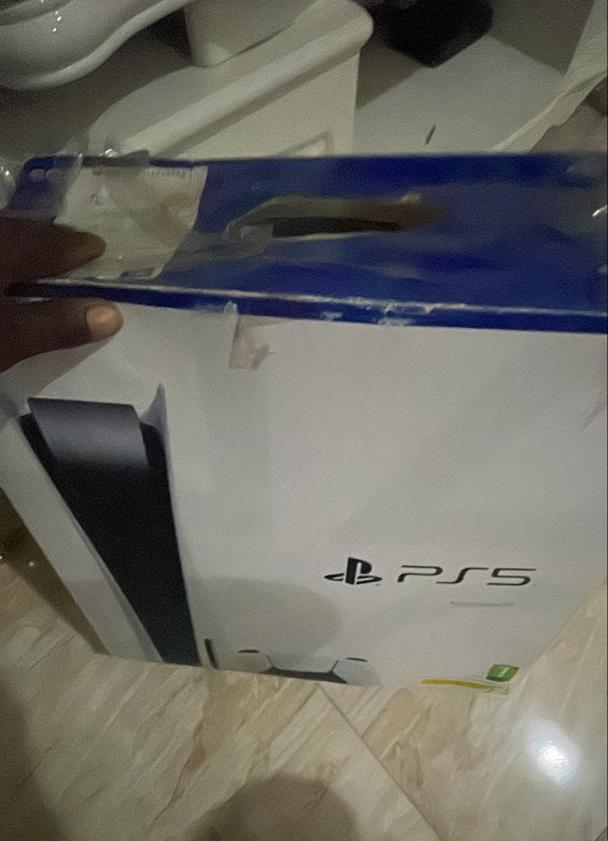 PS5 Fat with two pads