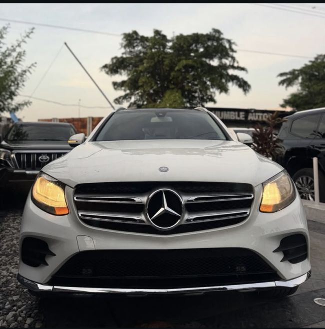 2016 GLC300 4MATIC photo 2