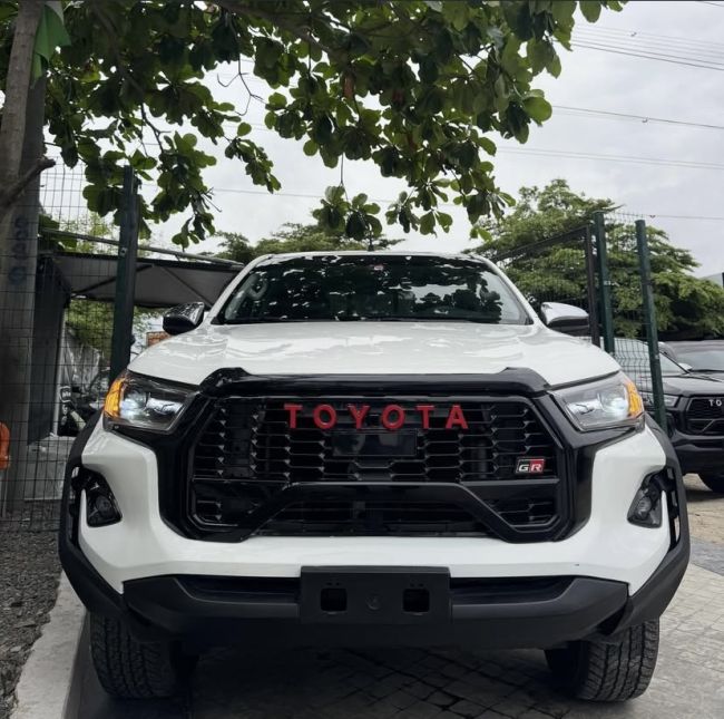 2025 TOYOTA HILUX GR SPORT photo 2