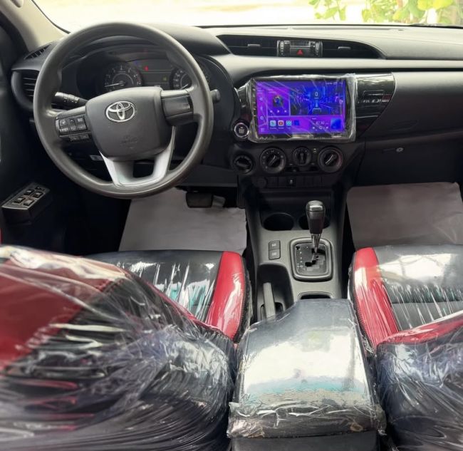 2025 TOYOTA HILUX GR SPORT photo 5