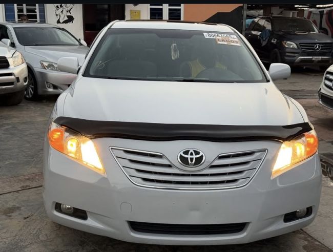 Toyota Camry XLE photo 2