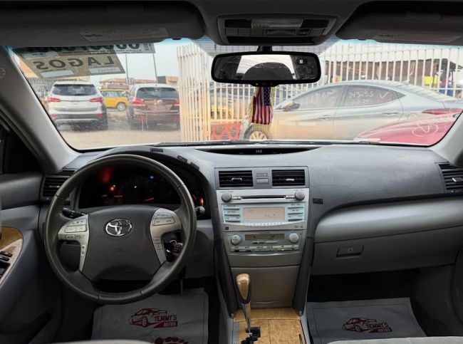 Toyota Camry XLE photo 3