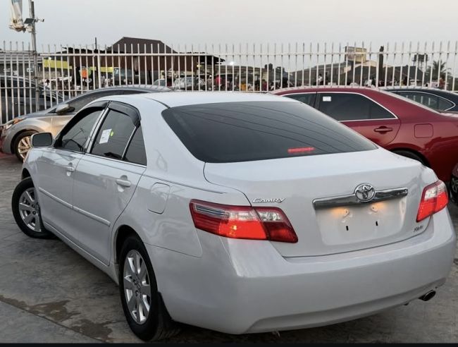 Toyota Camry XLE photo 5