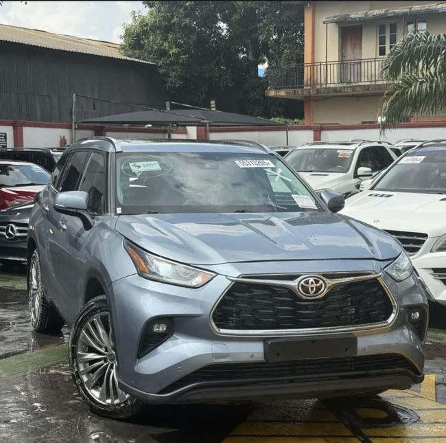 Toyota Highlander 2021 platinum AWD photo 2